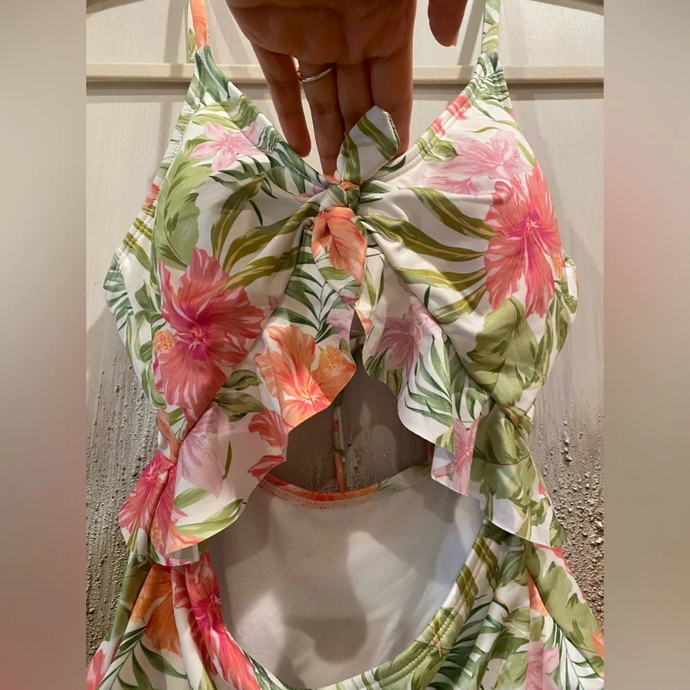NWOT Hurley Floral Cut Out Ruffled W/Lace Up Back One Piece Swimsuit - Size S - Picture 3 of 13